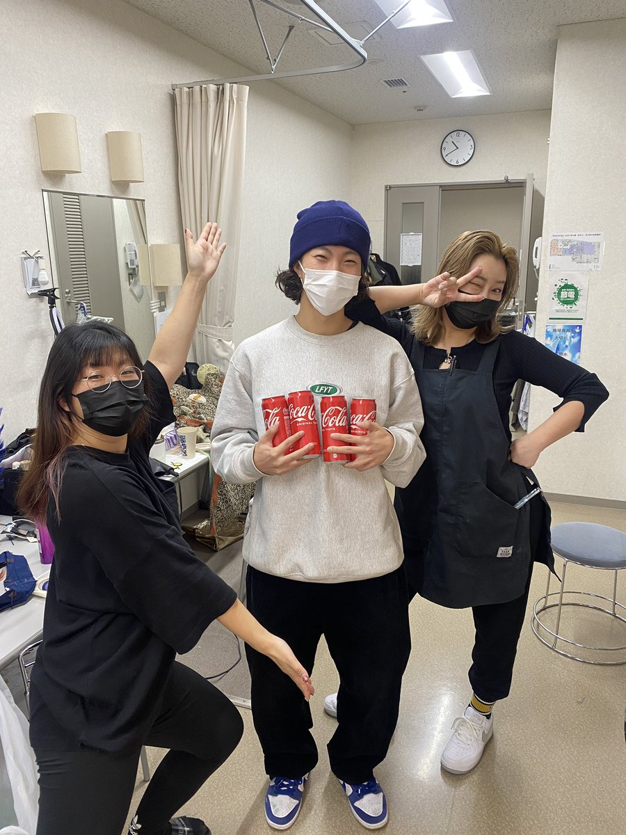 wakyo_13's tweet photo. ヘアメイクさん達からの誕プレ✨
缶コーラお願いしたら4本もきた！笑
最高です、ありがとうございます🙇‍♂️🙏
公演4日目にしてやっと早着替えの時、緊張しなくなってきました！笑
明日もよろしくお願いします〜🫡 https://t.co/HeOQRb19Uc