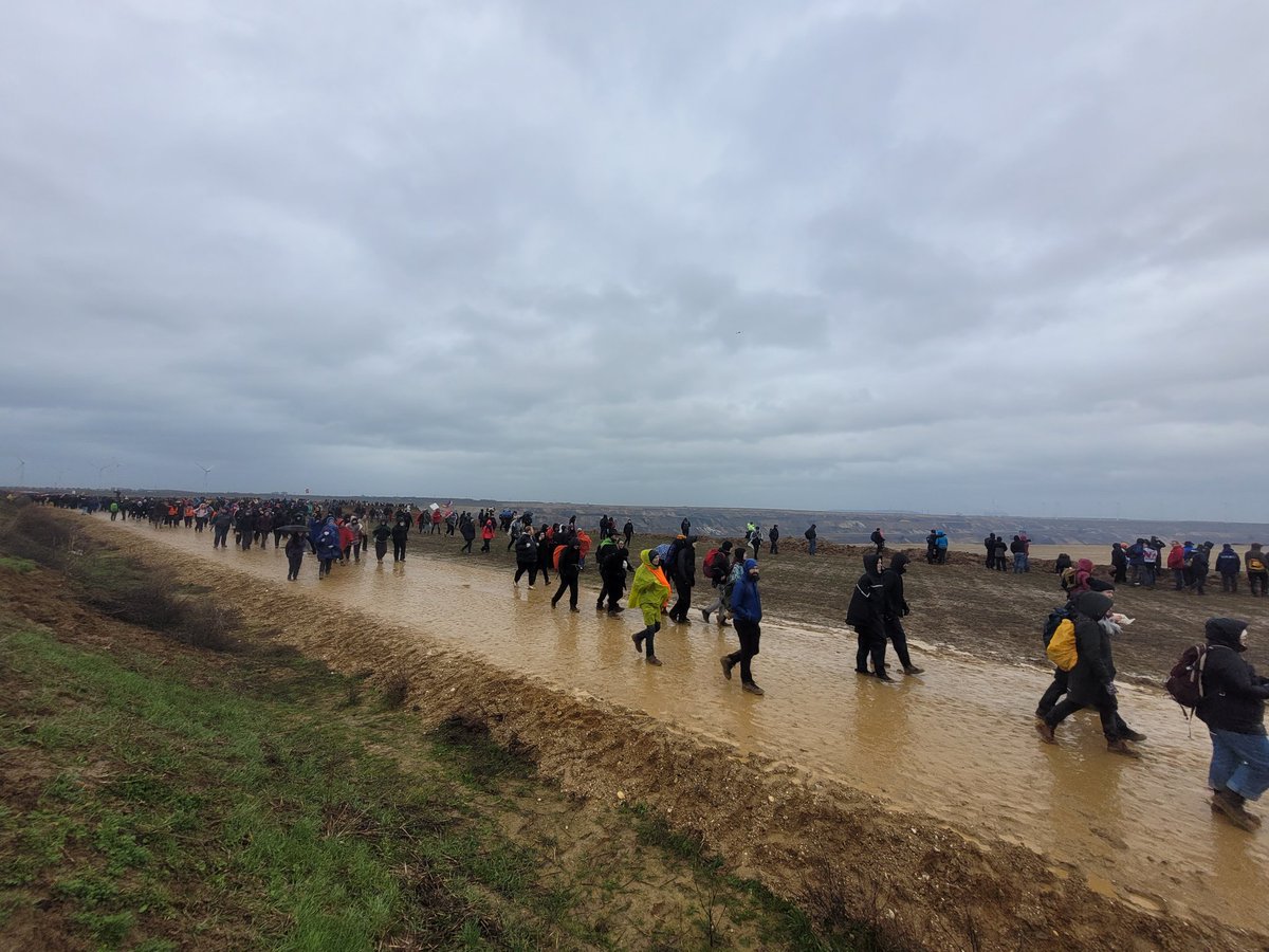 vom_wegesrand's tweet photo. Wir sind viele!
Damit #LuetziBleibt 
#Luetzerath https://t.co/ojpe3iWF7M