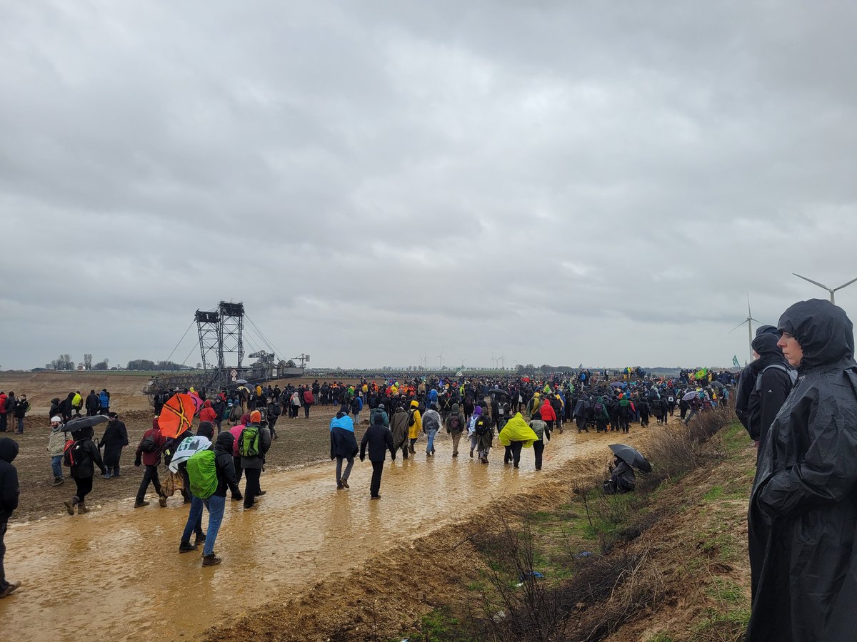 vom_wegesrand's tweet photo. Wir sind viele!
Damit #LuetziBleibt 
#Luetzerath https://t.co/ojpe3iWF7M