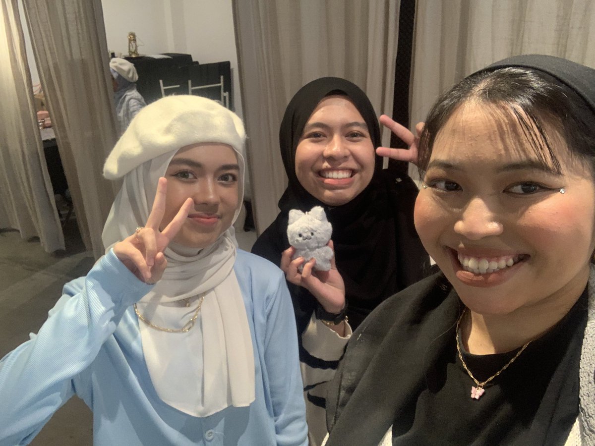 jjyuninis's tweet photo. Supporting my siti ceria with kak zah toye #cloubis #TheStarsInYou #1Plus1_Equals_Juyomi_Day https://t.co/dAX9nIOHmO
