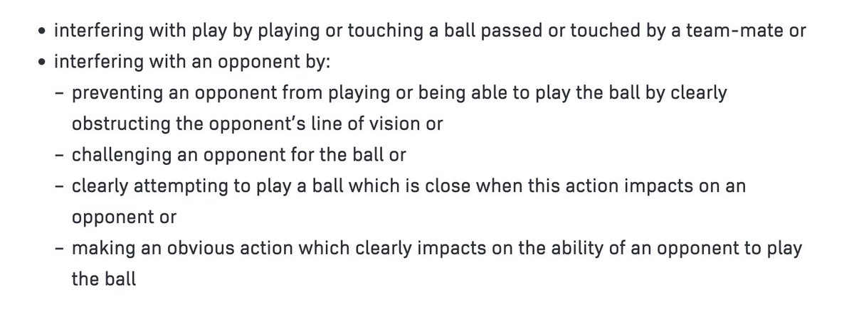Rashford sempat terlihat mengambil bola walau tanpa menyentuh. Wasit menganggap yg dilakukannya bukanlah pelanggaran offside. Memang dari poin ini, pertimbangan paling masuk di 3 sama 4. Tapi aksinya dianggap ga mengganggu. Kemungkinan juga lantaran jarak Rashford dgn bek yg jauh
