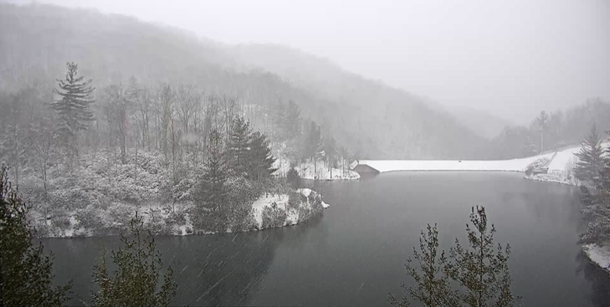 NWSGSP's tweet photo. ❄️ It's a winter wonderland at Beech Mountain Buckeye Lake! ❄️#ncwx #BEEEEECH

Credit: Resort Cams (https://t.co/ihIh1XVpED) https://t.co/Biu6vswii6