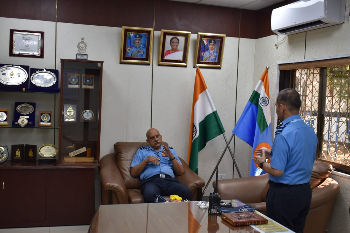 #KanheriHills #AOCinC #SouthWesternAirCommand was briefed about the operational readiness and ongoing projects of AFNET 2.0 upgradation. He appreciated the efforts of the Station & the crucial role  of the base in operations  of #IAF.