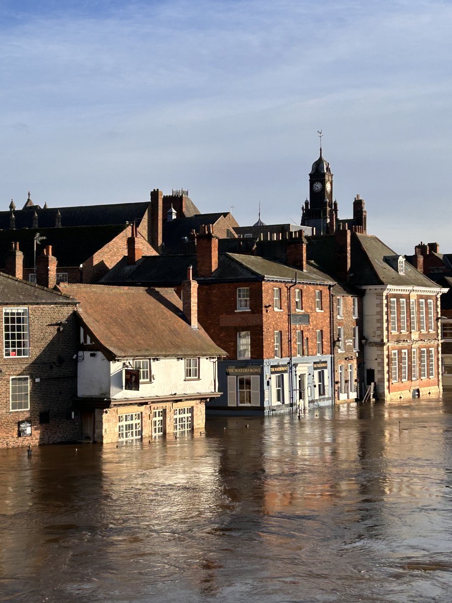 SamHaward's tweet photo. So York often floods. But it always looks vaguely breathtaking to see it. And this is on the higher than usual side. https://t.co/CUxGA8Fjou