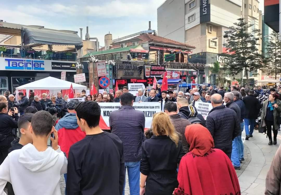 Genel Başkan Yardımcımiz ve İl Başkanımız Serdar Üsküplü, CHP Genel Başkanı Kemal Kılıçdaroğlu'nun Türk Ordusuna karşı bozguncu açıklamasına cevap verdi:
"ABD, Türkiye'ye silah göstermektedir. Kılıçdaroğlu gibi unsurlar iç cephede bozgunculuk yapmak için harekete geçirilmiştir."