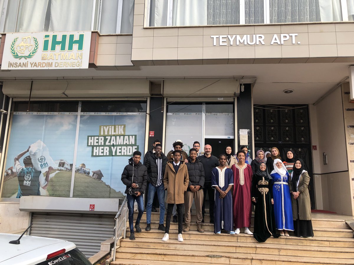 batmanbatuder's tweet photo. Ülke tanıtım günümüzde Fas’ı bütün güzellikleriyle tanıma imkanımız oldu. Geleneksel ikramlarımız eşliğinde gerçekleşen programda değerli sunumlarıyla katkı sunan başta Faslı öğrencilerimiz Amine ve Ryma’ya ayrıca katılım gösteren herkese teşekkür ederiz. 🇲🇦 🤝 🇹🇷 https://t.co/TYRsNENmob