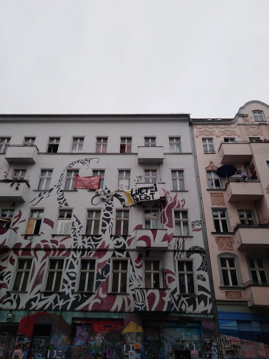 Sama32Haus's tweet photo. #Luetzerath Transparent/Banner am Haus der #SamariterStraße32 in #Berlin-#Friedrichshain #Nordkiez #Samariterviertel mit der Aufschrift Gelbes X und  "#Luetzibleibt"(#Barrierefreiheit) #Luetzerathbleibt #LuetzerathUnraeumbar #ClimateJustice #EndCoal https://t.co/PrOQD2wsyS