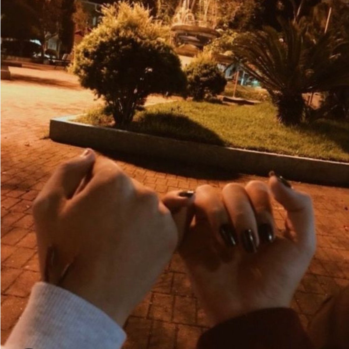 Frankfurtdayiz varmi bugece bize eşlik edecek cift tek erkek istemiyoruz.....