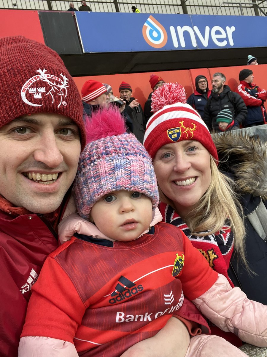 aillweecaveman's tweet photo. Ready for the storm and the match #ThomondParkSelfie #MUNvNOR https://t.co/L0GKqUduIO