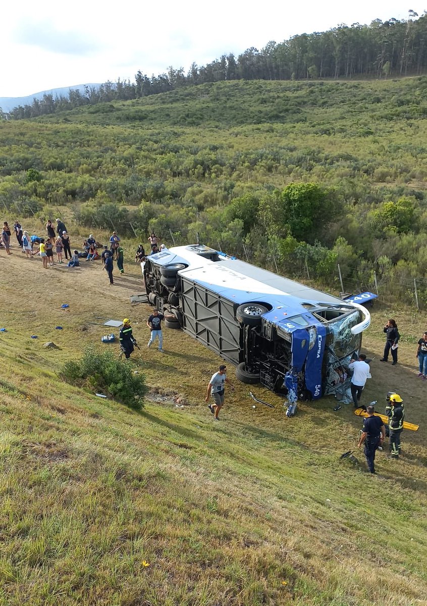 En 13 días del 2023, en todo Uruguay, murieron 19 personas por SINIESTROS DE TRÁNSITO, según datos de Unasev.

Morir en el proceso de movernos, no podemos normalizar esto.

🧵 Información para que nuestros niños, niñas y adolescentes viajen seguros: