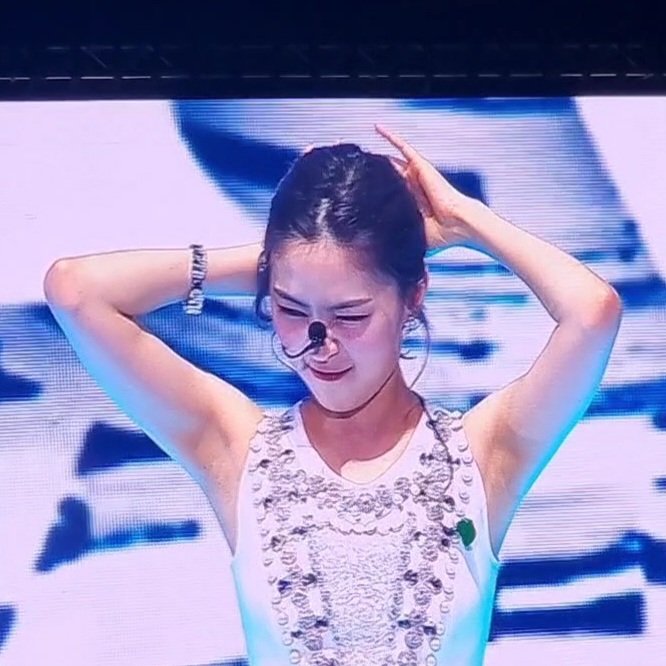 ketchupryujin's tweet photo. HER “just a moment please” HELP ME I’M DYINGGGG SHE’S SO PRETTYYYYY 😭😭😭😭 https://t.co/OWAFkL9rjt