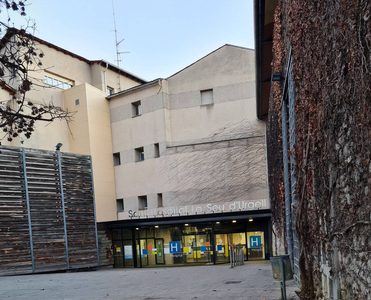 CBL2112's tweet photo. Ahir, visita a l'hospital de la Cerdanya i al de la Seu d'Urgell. El conseller #Balcells va plantejar propostes de millora pel territori optimitzant tots els recursos existents i també de futur. Sumar esforços i complicitats es l'eina de futur de tots els territoris.
#SalutCat https://t.co/ulqR3Ln19J