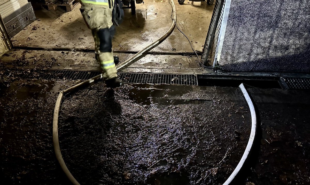FeuerwehrFhagen's tweet photo. +++ #Einsatz #Feuerwehr 🚒 #Nr. 02 + 03 | 2023 / 13.01.2023 / 05:22 Uhr + 18:35 Uhr - #Hilfeleistung1 H1.09 - #Wassereinbruch - 30 cm Keller + Garage 100 m2 - #Friesenhagen - #Bahnhof #Wildenburg +++ https://t.co/x3JAn3ALH9