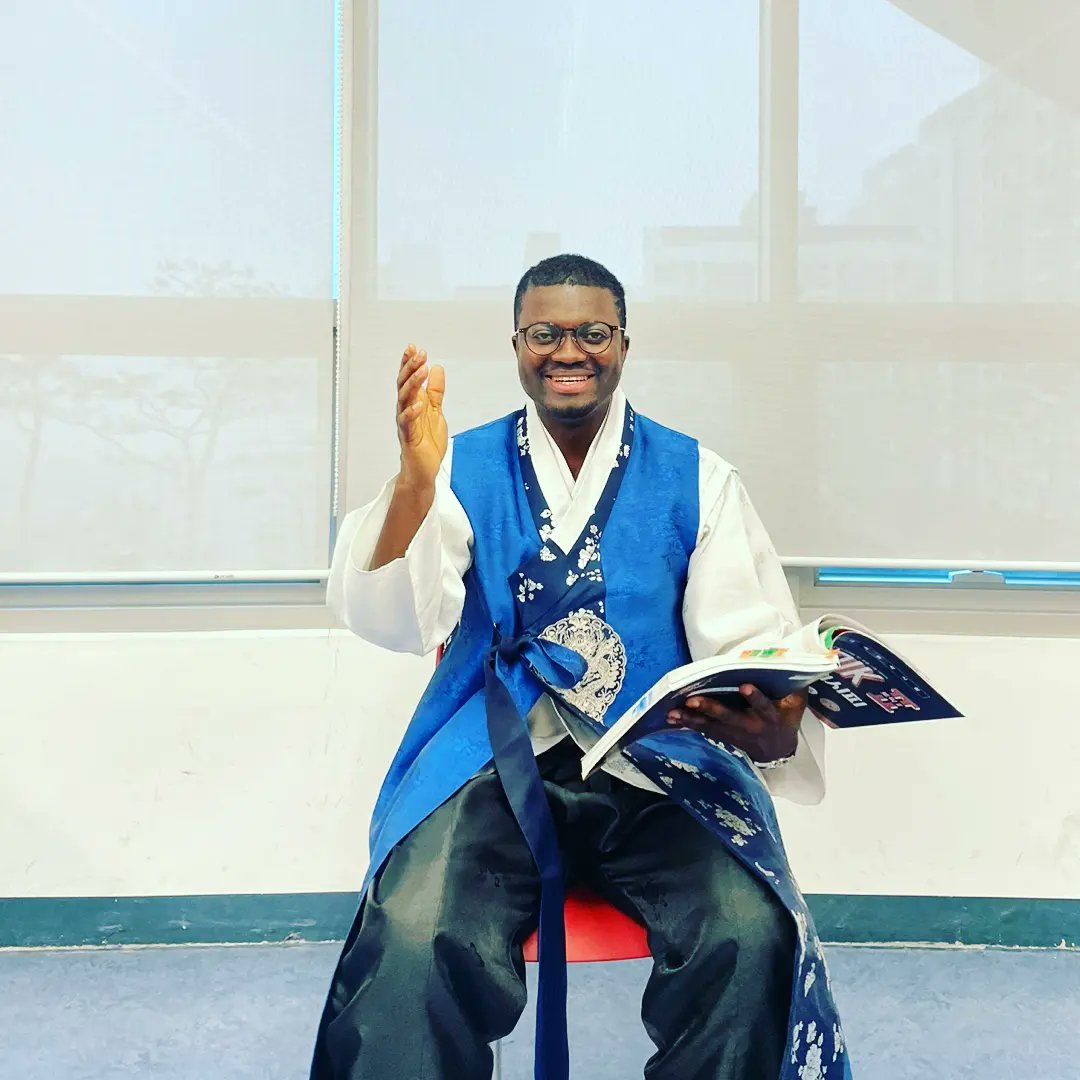 assanvo_m's tweet photo. Le traditionnel Hanbok https://t.co/7GWMD86OXI