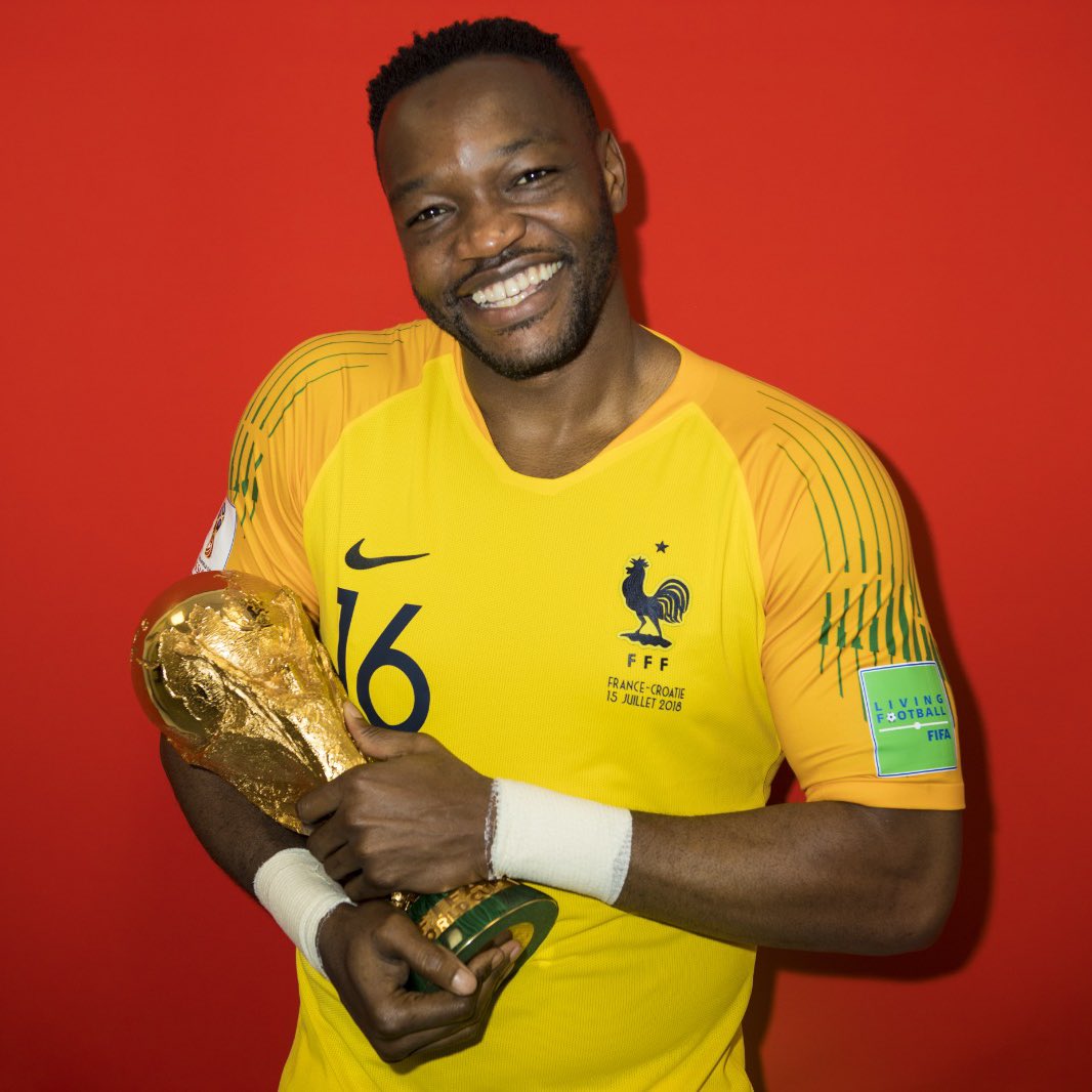 equipedefrance's tweet photo. C'est au tour de @SteveMandanda de raccrocher les gants avec l'Equipe de France 🧤🇫🇷

1️⃣6️⃣ ans en Bleu
3️⃣5️⃣ sélections 
1️⃣ Coupe du Monde 🏆

Merci pour tout 𝘌𝘭 𝘍𝘦𝘯𝘰𝘮𝘦𝘯𝘰 🙌

#FiersdetreBleus https://t.co/d6jPFmw5gq