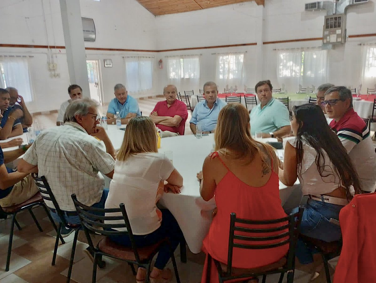 Juntos Somos Río Negro y la UCR avanzamos con la idea de un gran acuerdo provincial. Tenemos una enorme oportunidad y creemos que la provincia debe ser un ejemplo de diálogo y trabajo. Hablamos de acuerdos grandes y perdurables que nos permitan resolver los problemas juntos.
