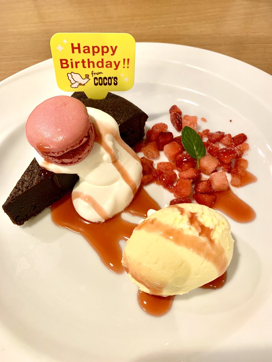 ココウェブ(ココスのアプリ)に登録しているのですが、今月誕生日があるので誕生日プレートをプレゼントして頂きました🍓 スパイスを10種類使用した「カリブチキンとナッツのスパイスカレー」もとっても美味しかった〜！オススメ🍛