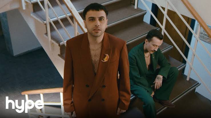 - robot Yıldız Tilbe ile şarkımı söyleyebilir miyim?
+ #kismetseolur