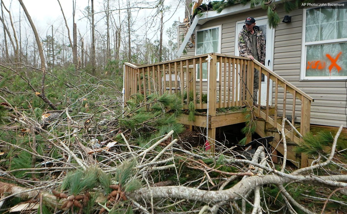 Franklin_Graham's tweet photo. .@SamaritansPurse is on the ground and our volunteers will begin removing debris, tarping roofs, and cutting fallen trees at storm victimsโ homes in Selma, Alabama, tomorrow. Would you prayerfully consider joining us to help in Jesusโ Name? https://t.co/JXGf1lWeAu https://t.co/C6oqf1lljA
