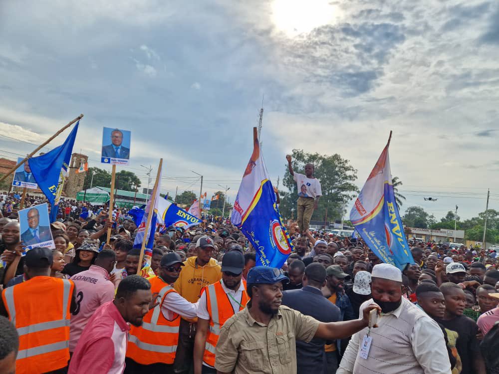 LUALABA/KOLWEZI par terre entre les Mains du Président Delly SESANGA qui tient à l’heure actuelle son tout 1er Meeting de REFONDATION DU CONGO. DS Wetuuuuu. Il nous rassure !