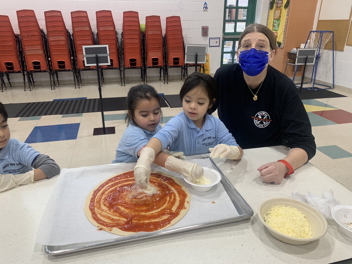 _MsStephanie_'s tweet photo. Pizza Making with Chef Kim https://t.co/AWGfFWe8rg