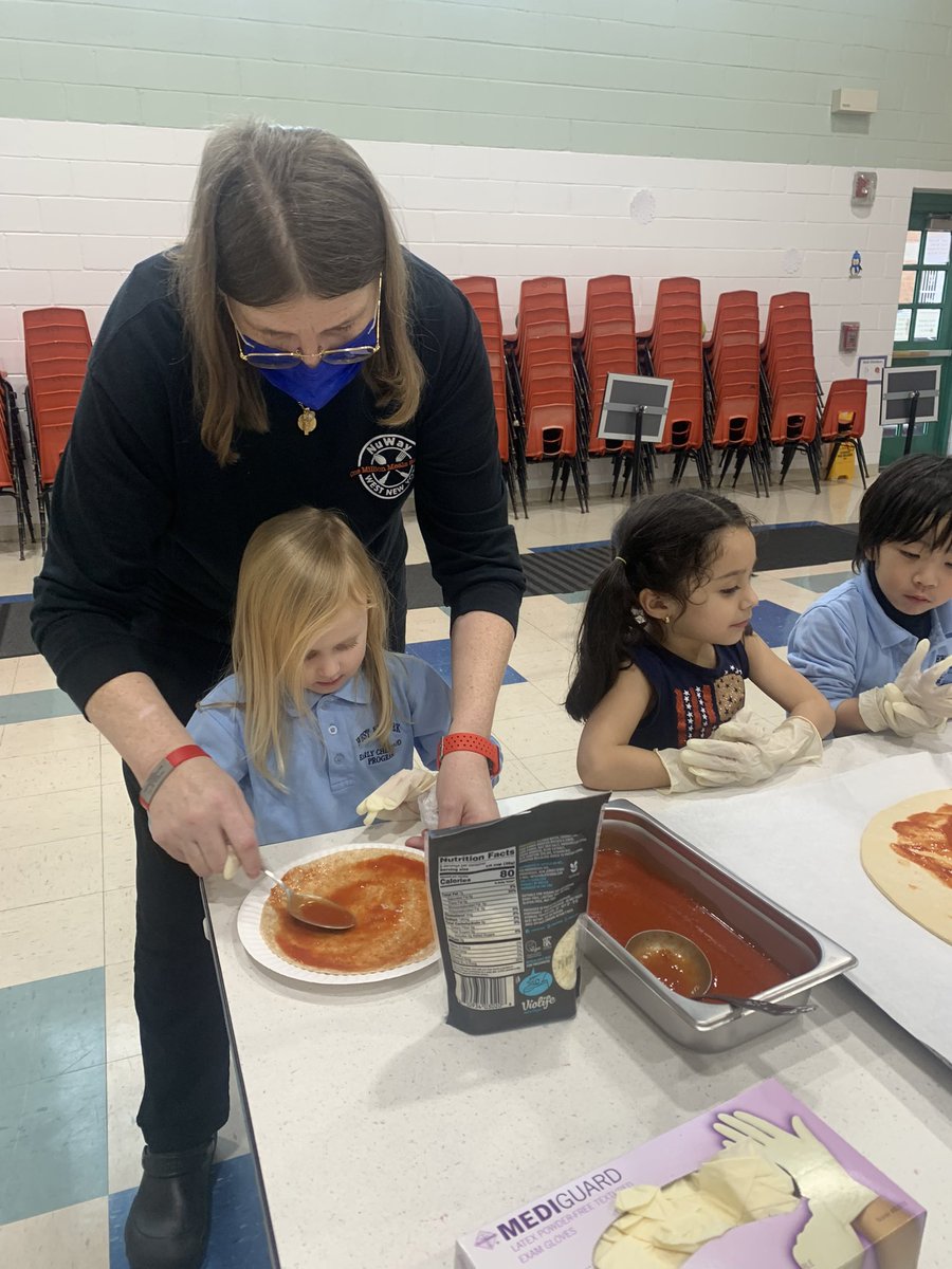 _MsStephanie_'s tweet photo. Pizza Making with Chef Kim https://t.co/AWGfFWe8rg