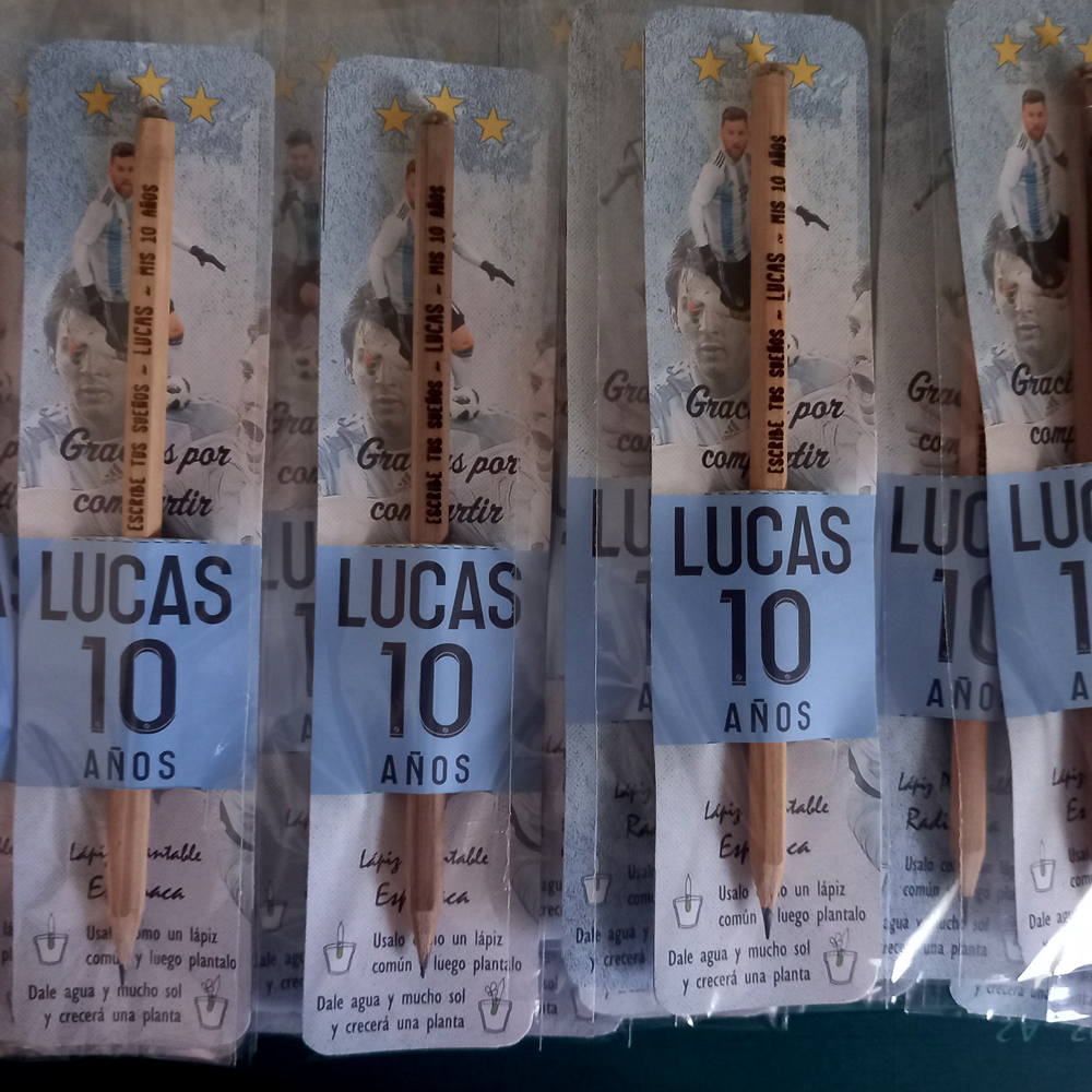 Lixiland's tweet photo. ⭐⭐⭐ Seguimos festejando la tercera ⭐⭐⭐

✏️ Lápices Plantables Personalizados 🌱

👉 Temática : Messi + Selección

¿Te gusta? https://t.co/u1WzvSDy1R