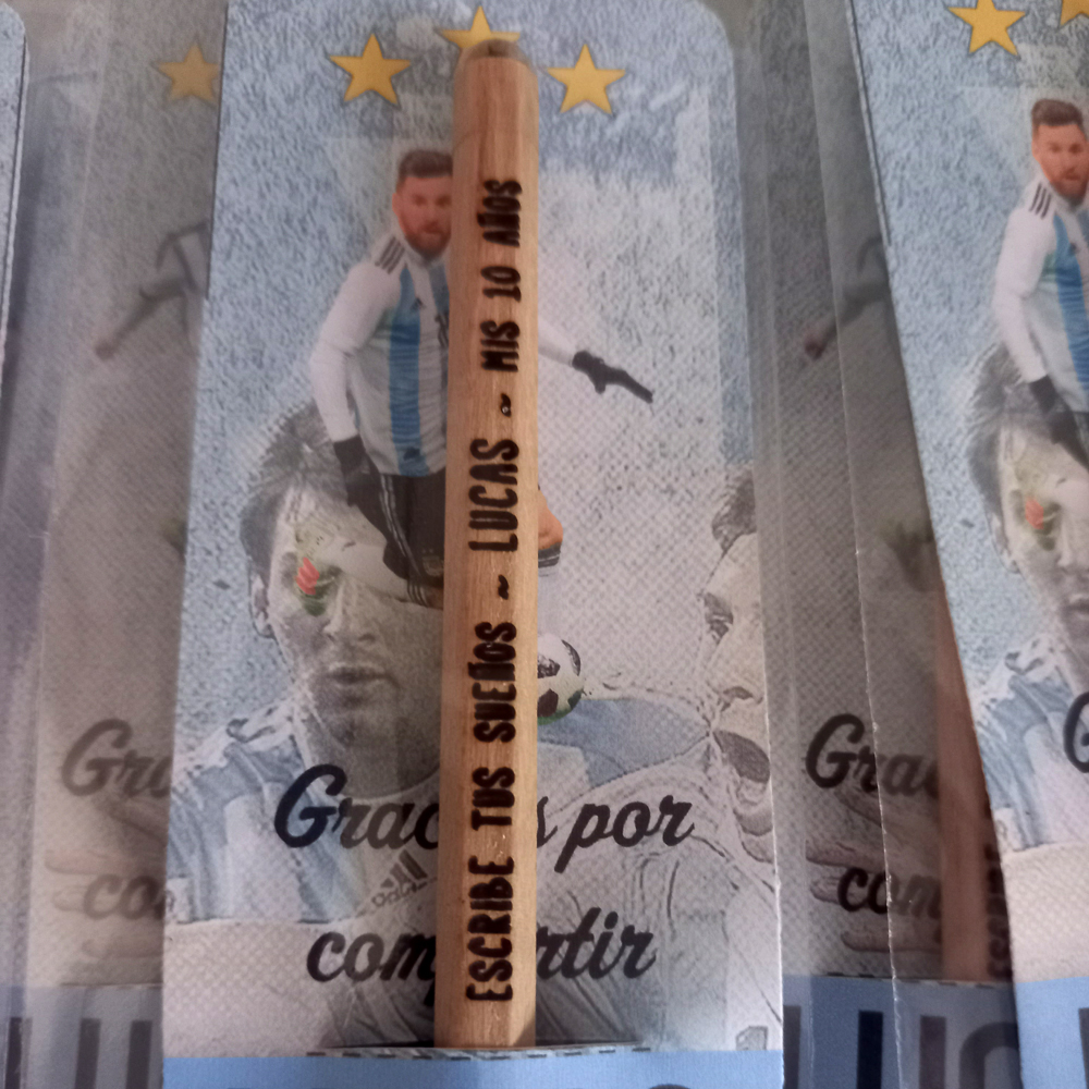 Lixiland's tweet photo. ⭐⭐⭐ Seguimos festejando la tercera ⭐⭐⭐

✏️ Lápices Plantables Personalizados 🌱

👉 Temática : Messi + Selección

¿Te gusta? https://t.co/u1WzvSDy1R
