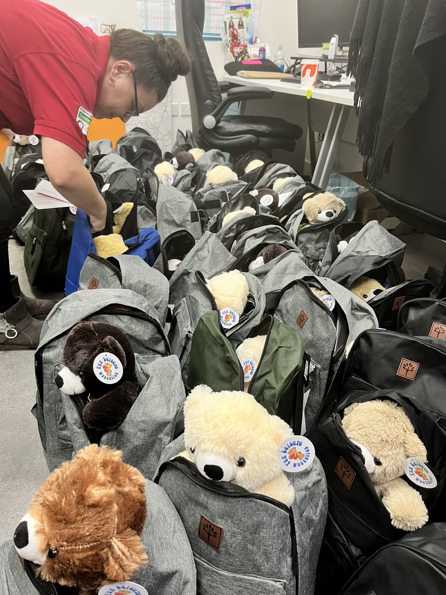 CasesComfort's tweet image. Spent today with the @RightatHomeUK team in Borehamwood thanks to Jordan and Jen who set it all up and got their team involved. Really charitable people with good hearts helping pack #comfortcases #nomorebinbags