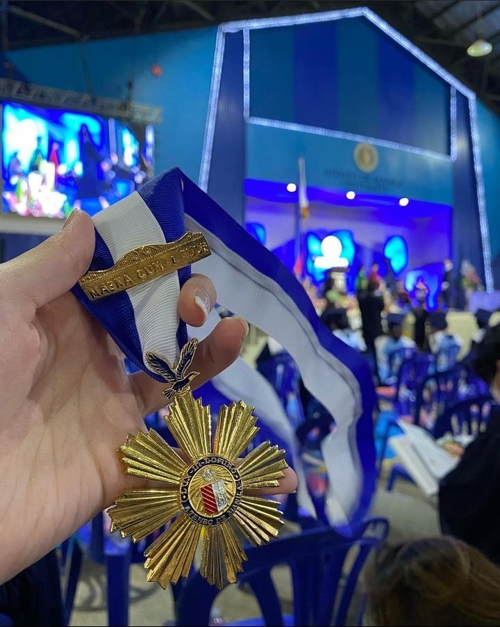 giannajpg's tweet photo. congrats our Magna Cum Laude, @arrowheadswp 💙🦅 https://t.co/EByJCvt2bA
