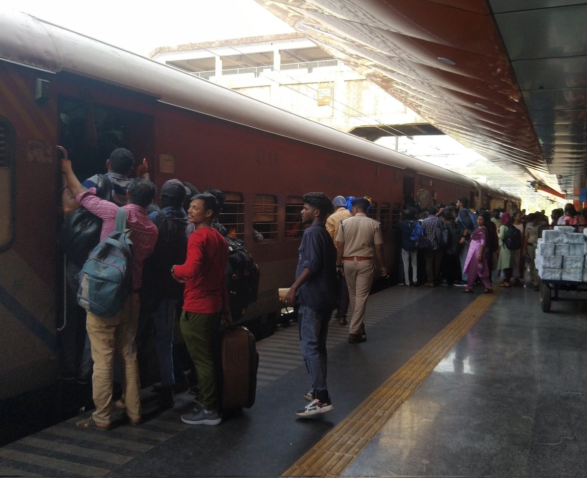 vadakkus's tweet photo. Crowd trying to get into 16382 CAPE-PUNE Jayanti today at Kottayam. But no, Kerala does not need any new railway lines or trains according to the know-it-alls living on the other side of the globe. https://t.co/01QWhOAjBI