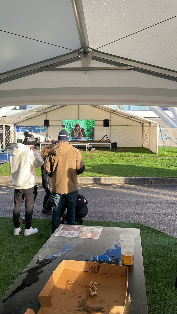#sky  #PapaJohnsTrophy
Waiting for the draw outside the ground before a 3pm kick off is sky literally forgetting that fans still actually go to football matches.