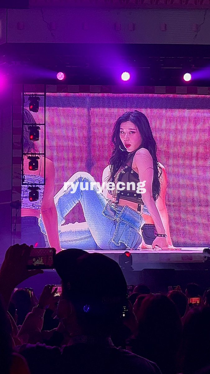 ryuryecng's tweet photo. LIKE???3?4?3??2?2?2?2? #ITZYinManila https://t.co/1GrE3raJS8