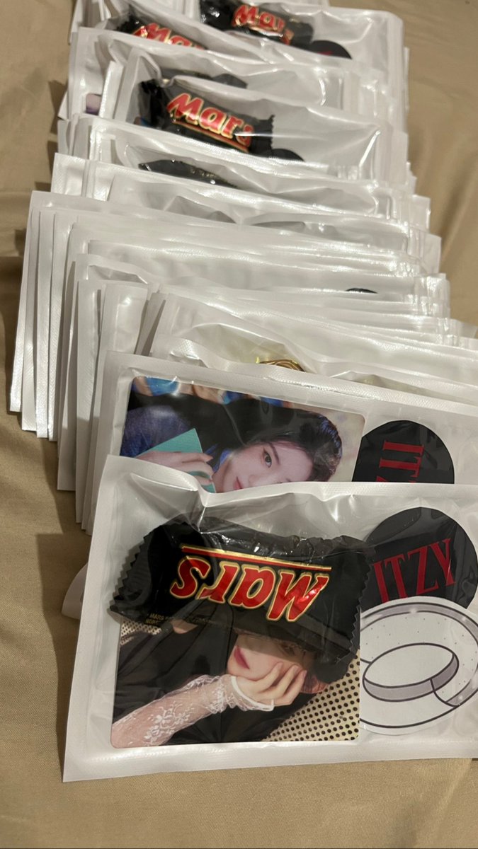 Vhiyaya_'s tweet photo. Hi MIDZY!!!

I will be giving away photocards with stickers and chocolate tomorrow.
Time and location will be announced

-FOLLOW AND RT
See you midzys!!! 💕

#ITZYinMANILA #ITZY_CHECKMATE_MANILA https://t.co/wILFcLQwvE