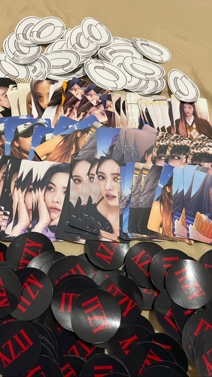 Vhiyaya_'s tweet photo. Hi MIDZY!!!

I will be giving away photocards with stickers and chocolate tomorrow.
Time and location will be announced

-FOLLOW AND RT
See you midzys!!! 💕

#ITZYinMANILA #ITZY_CHECKMATE_MANILA https://t.co/wILFcLQwvE