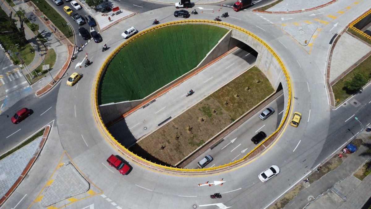 vanguardiacom's tweet photo. Así se aprecia desde el aire el recientemente inaugurado intercambiador de #Guatiguará en #Piedecuesta. La obra tiene dos deprimidos, una  rotonda, dos paralelas y algunos pasos peatonales. Fotos: Diego Carvajal, reportero @vanguardiacom 

@mariojcarvajal @InviasOficial https://t.co/jS1CsZsEWZ
