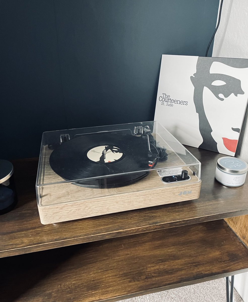 Finally got my hands on this little beaut on vinyl <a href="/thecourteeners/">Courteeners</a>