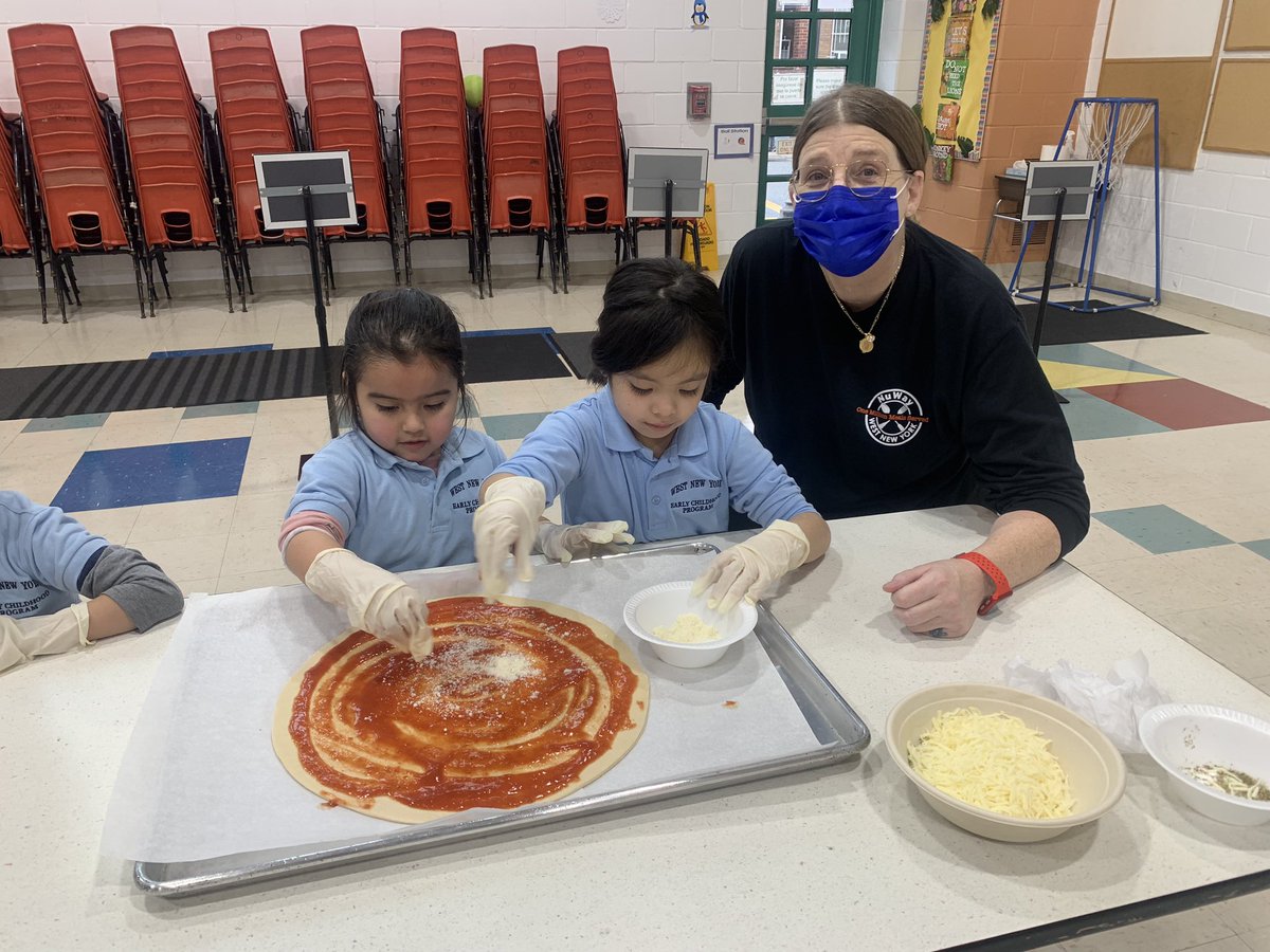 _MsStephanie_'s tweet photo. A big Thank You to Chef Kim, Ms. Beth and Ms. Cara for making little chefs out of preschool students. 👩🏻‍🍳🍕🧑🏽‍🍳 https://t.co/Iik2LXieUt