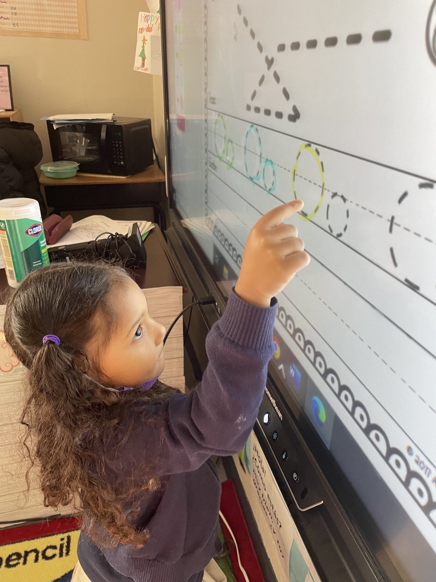 So happy Ms. Jackson’s Pre-k class practices the vowels in Spanish🎊🎉👏🏻❤️⁦<a href="/docdrewlovett/">Andrew Lovett Jr., Ph. D.</a>⁩ ⁦<a href="/DrCSLPadgett/">Christian SL Padgett</a>⁩ ⁦<a href="/APSBenteen/">Benteen Elementary</a>⁩ ⁦@BenteenIBPYP⁩ ⁦<a href="/APSWorldLang/">APS World Languages</a>⁩ ⁦<a href="/Benteenprek/">PRE-K Benteen</a>⁩