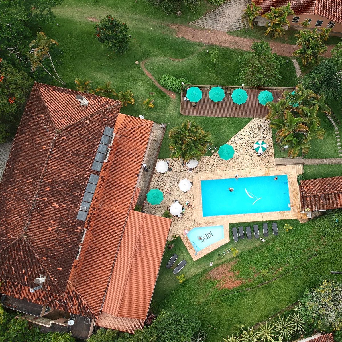delmirojunior's tweet photo. Solar Fazenda do Cedro
Rodovia BR-040, km 45 - Pedro do Rio, Petrópolis - RJ, 25845-000
📷 @delmirojunior
#djiispark #djii #sparkdrone #solarfazendadocedro #petrópolis #pedrodorio #fazenda #riodejaneiro #brasil #drone #dronestagram #dronephotography https://t.co/rbYdJBaO0m