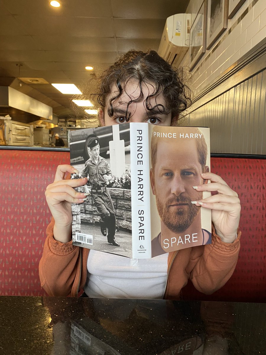 VinniePenn's tweet image. Reading #Spare together with my #daughter. I kinda love that the guy’s blowing it all up. Feels like he’s doing it for his mother. Writing is really good too. #SparePrinceHarry #PrinceHarry #newbook