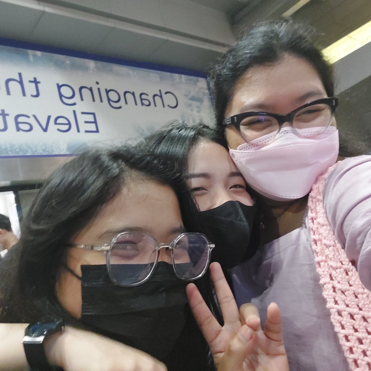 saranghxeee's tweet photo. finally met my sisters 🥺💗 (roma in our hearts) https://t.co/zpONRvyjLk