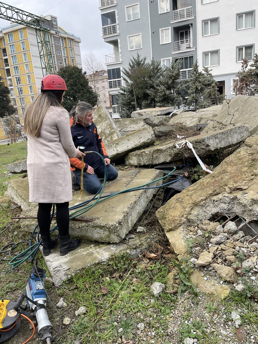 chpcatalcagenc's tweet photo. İstanbul Gençlik Kollarımızın 39 ilçemizi kapsayan ; Deprem eğitimi programını, İlçe başkanları, Eğitim sekreterleri ve gönüllülerimiz ile Beylikdüzü Belediyesi Afet ve Acil Durum Yönetim Merkezi binasında gerçekleştirdik. https://t.co/J9lc68Itxe