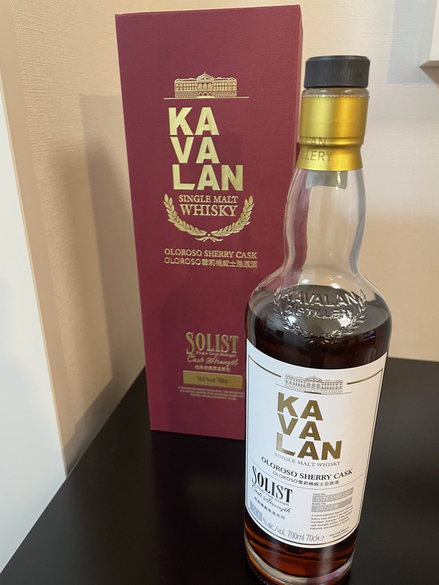 ppppssss19's tweet photo. シュチタの酒、飲みました！
KAVALANはナムジュンが持ってきたやつ。台湾のウィスキーでシェリーカスクのバージョン。54%という強烈さながらシェリーの甘い香りが広がり、飲み方によってかなり表情を変える。
ユンギさんがストレート一気してたのはもったいない！と思ってしまったw
#Suchwita https://t.co/2UKNh4fYrK