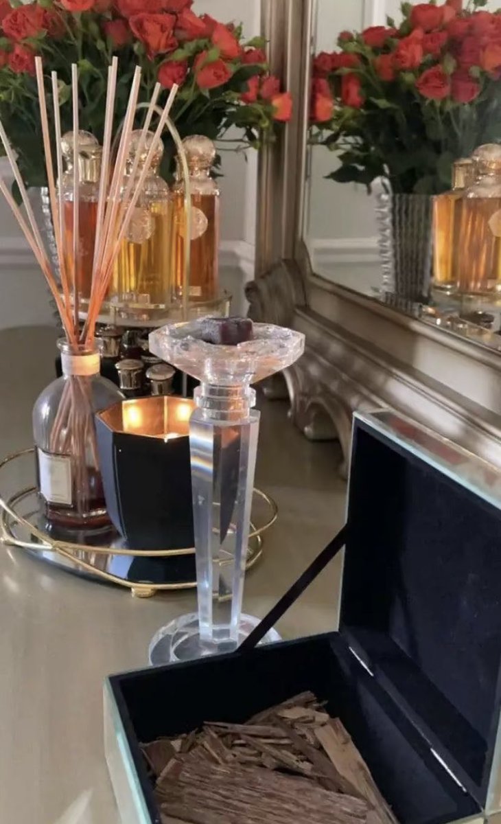 "من أحبَّك في عسرِك ويُسرك دون أن ينتَظر منك معروفًا، واحتمَلك في غضبِك وسرُورك، دُون أن يُضمِر لك سوءا، فذلِك هو الصَّديق."