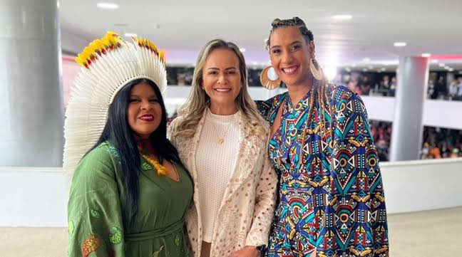 O amor venceu tanto nesse governo que foi capaz de unir Anielle Franco, ministra da igualdade racial e irmã de Marielle (morta pela milícia do RJ), com a Daniela do Waguinho, ministra do turismo ligada à essa mesma milícia. 

O amor pode tudo. ❤️