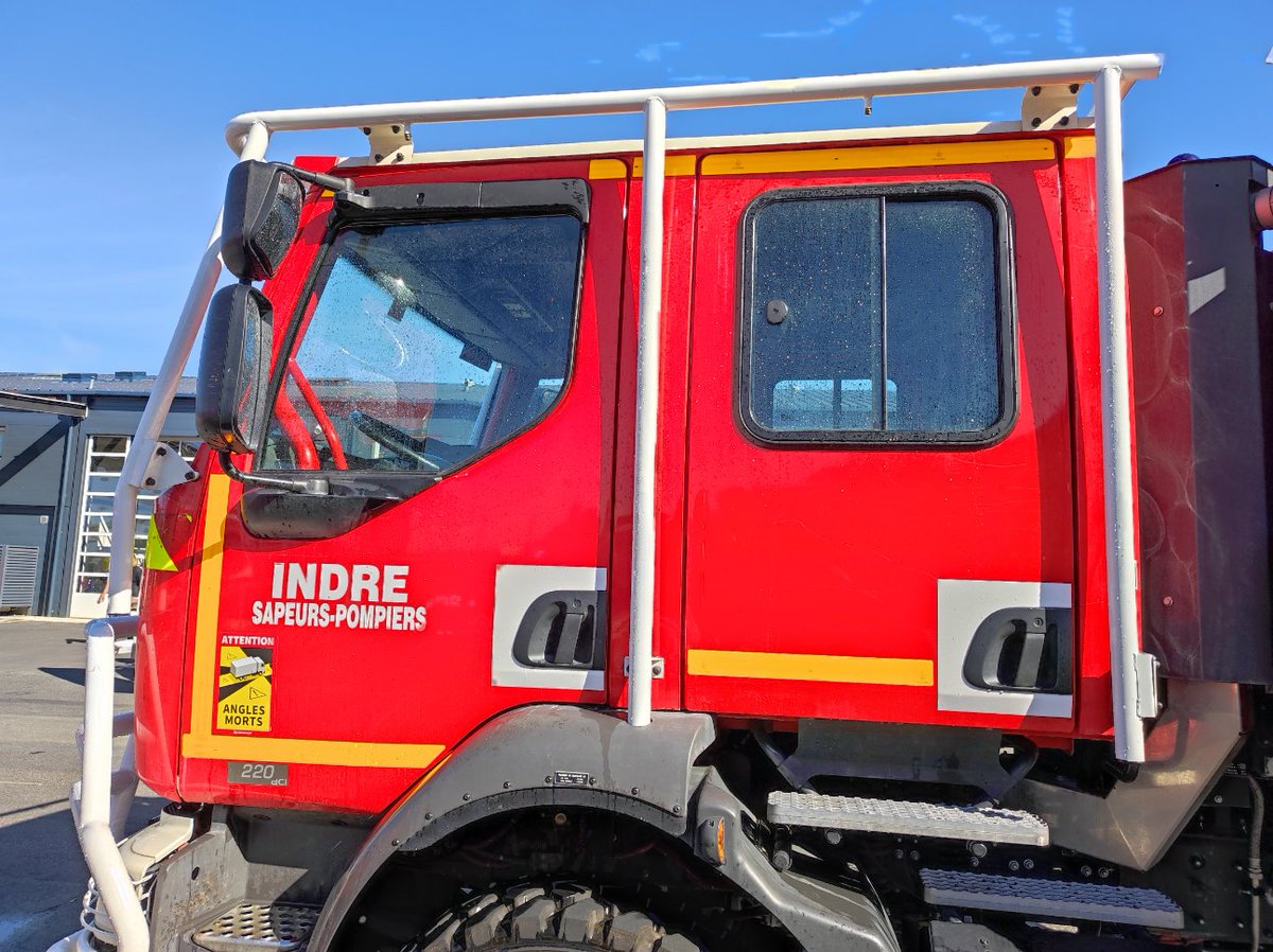 rvalsecchi36's tweet photo. @pompiers36 @Indre36 @PompiersFR @SecCivileFrance Les @pompiers36 du CIS #chabris peuvent compter sur Émeline la semaine et en journée 👩🚒 #SPV pour renforcer le #POJ 🚒. Grand merci 🙏 au directeur de #Alphaservices Sas Valfroid qui participe à la #disponibilité du #volontariat des @PompiersFR https://t.co/duv9u1xGEQ