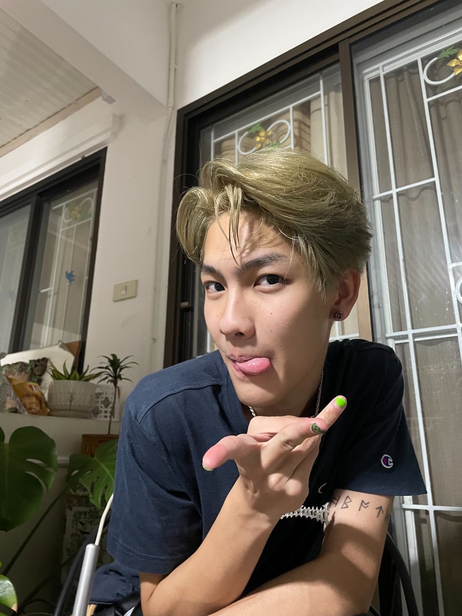 TARAtiwatOFC's tweet photo. ตัวพ่อ Y2K

Cr. #yellowskrt Line Open Chat 
#Taratiwat @taratws ヅ https://t.co/16gQvQOMzK