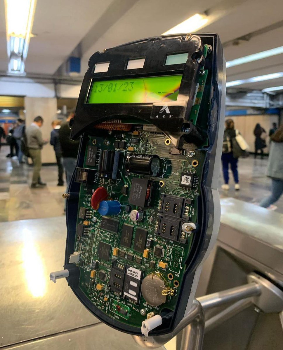 ramonramirezpe's tweet photo. A esto en mi pueblo se le llama “sabotaje” y debería ser castigado, más si es en flagrancia…luego entonces no entiendo para que llego la @GN_MEXICO_ a las instalaciones del @MetroCDMX si solo están de espectadores @GCalderon_Metro https://t.co/HTxRTG9rD9
