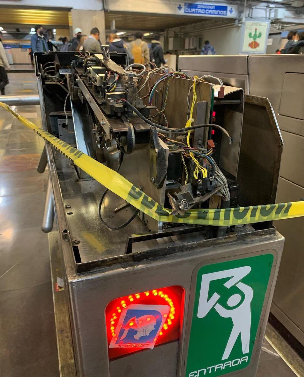 ramonramirezpe's tweet photo. A esto en mi pueblo se le llama “sabotaje” y debería ser castigado, más si es en flagrancia…luego entonces no entiendo para que llego la @GN_MEXICO_ a las instalaciones del @MetroCDMX si solo están de espectadores @GCalderon_Metro https://t.co/HTxRTG9rD9